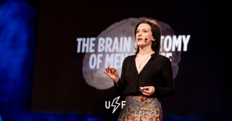 Lisa Mosconi che parla a un TED Talk sull'anatomia del cervello in menopausa